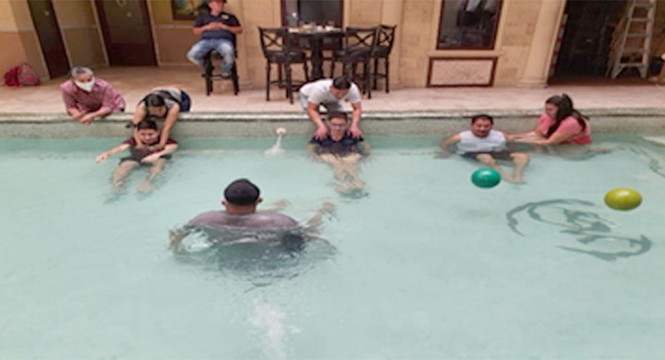 FEMA ofrece hidroterapia/terapia acuática a los pacientes.