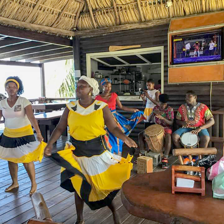Sus instrumentos tradicionales con los que tocan y bailan al ritmo de la Punta son muy representativos e importantes en la comunidad.