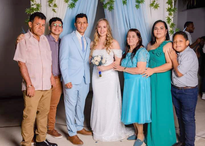 La pareja también posó junto a sus invitados especiales.