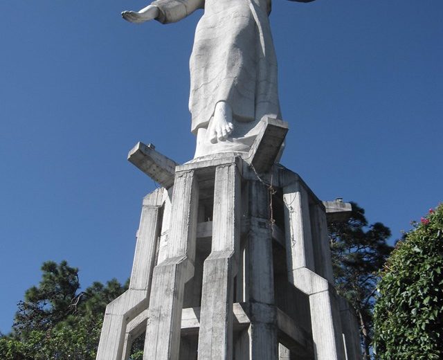 El cristo de El Picacho está a aproximadamente 1,327 metros sobre el nivel del mar y está de frente a la ciudad.