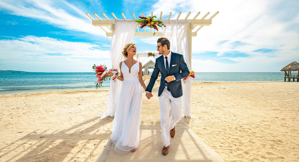 Descubre por qué tantos viajeros ven Lovinroatan como el paraíso para bodas ideal cuando visitan Roatán.