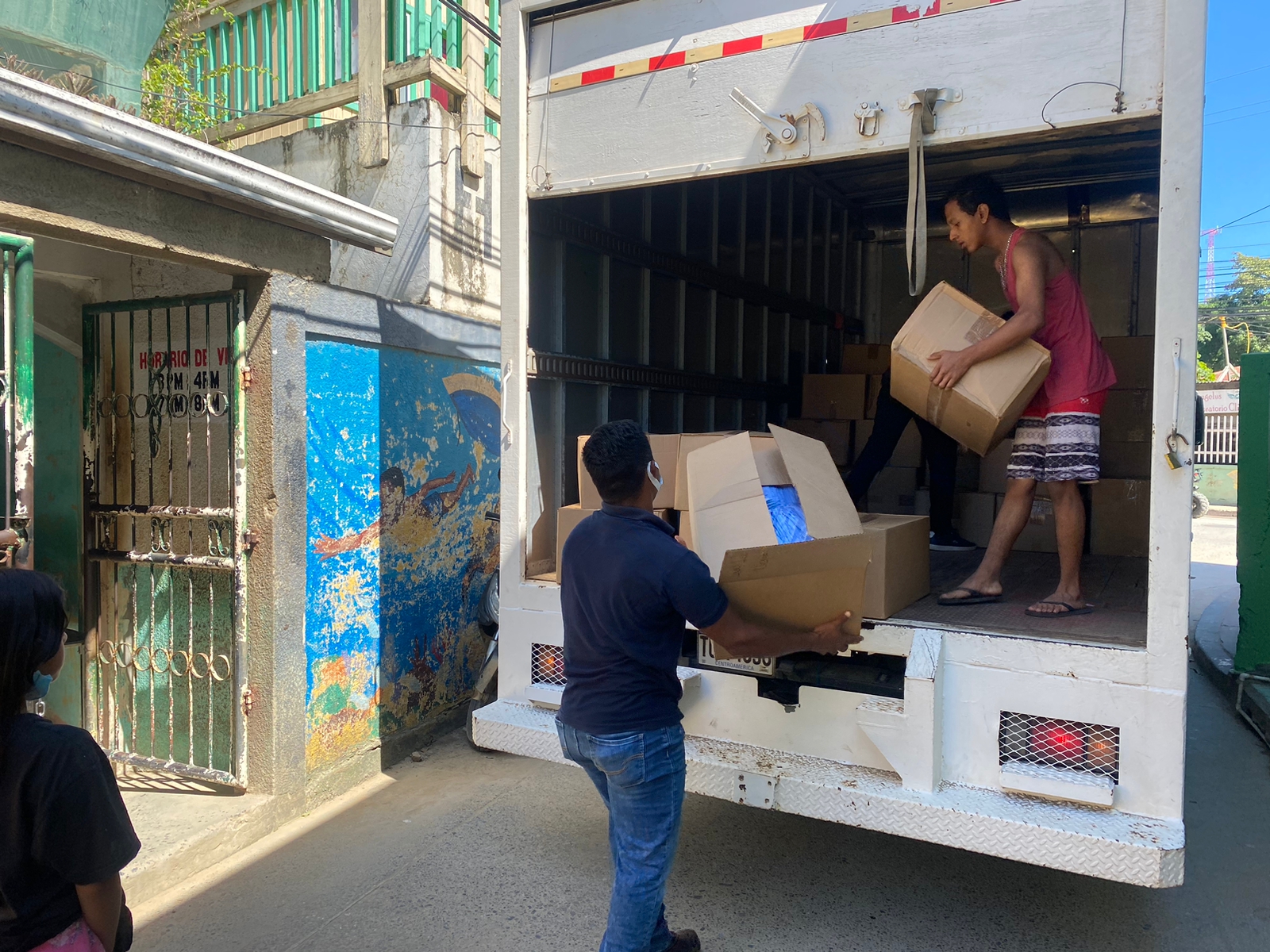 Bajando las donaciones para el hospital de Roatan.