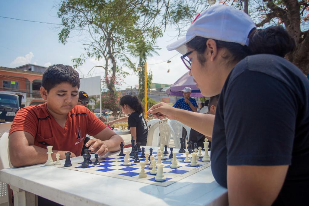 Juegos mecánicos abren sus puertas para divertir al público sampedrano