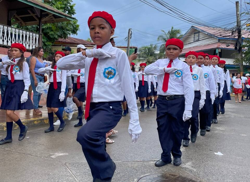 Jovenes realizando el saludo