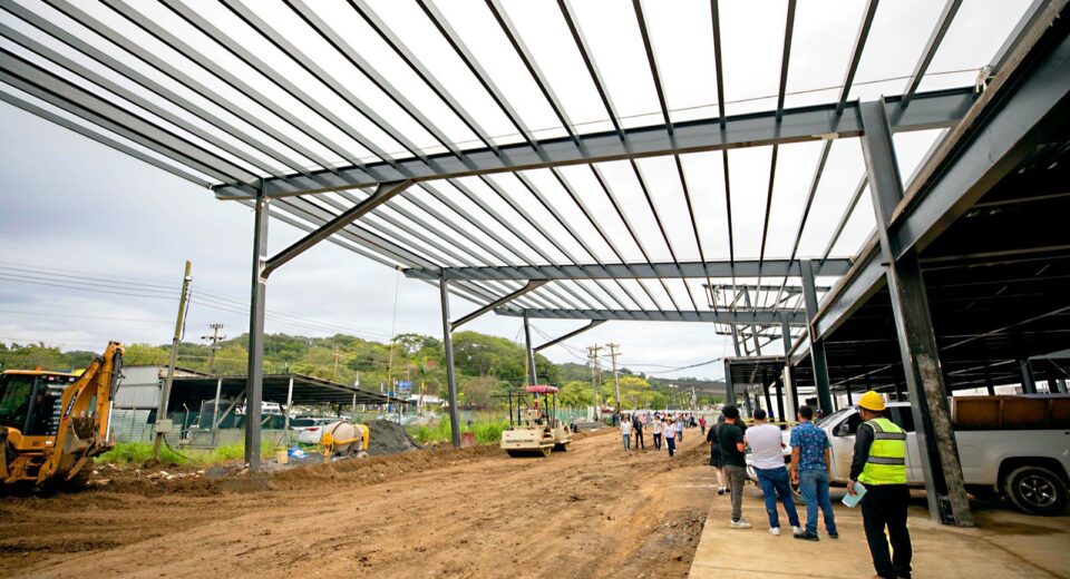 La presidenta Xiomara Castro verificó el avance en las obras de modernización del aeropuerto de Roatán cuya inversión supera los 700 millones de lempiras